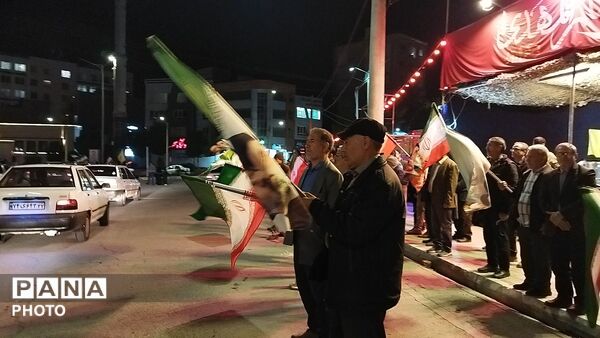 میدان ازادی هر شب میزبان وطن پرستان نیشابوری می شود 
