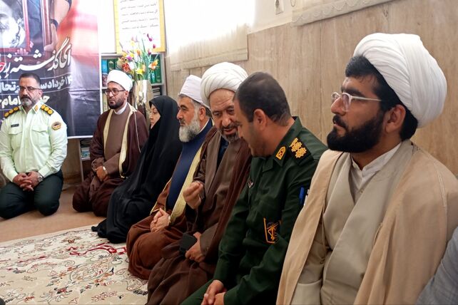 نماد وحدت شیعه و سنی در سوگ امام راحل (قدس سره)