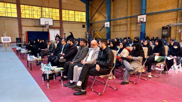 آیین متمرکز استانی طرح «همیار معلم» در دبیرستان شاهد عصمت ناحیه ۳ کرج