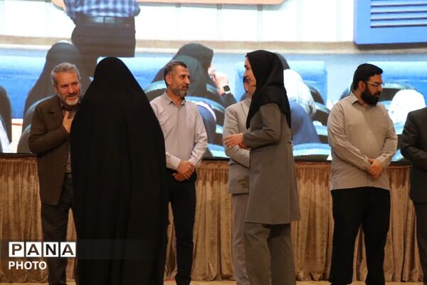 تجلیل از دانش آموزان برتر مسابقات قرآن و عترت و نماز در نجف آباد
