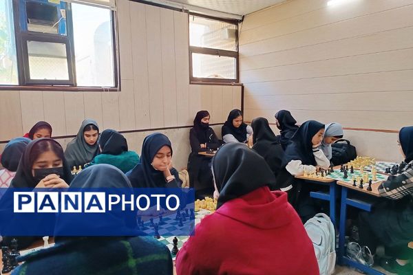 رقابت فکری دانش‌آموزان ورامینی در مسابقات شطرنج کانون هدایت