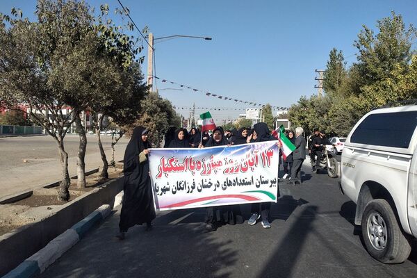 حضور پرشور دختران و پسران شهریار در روز استکبار ستیزی