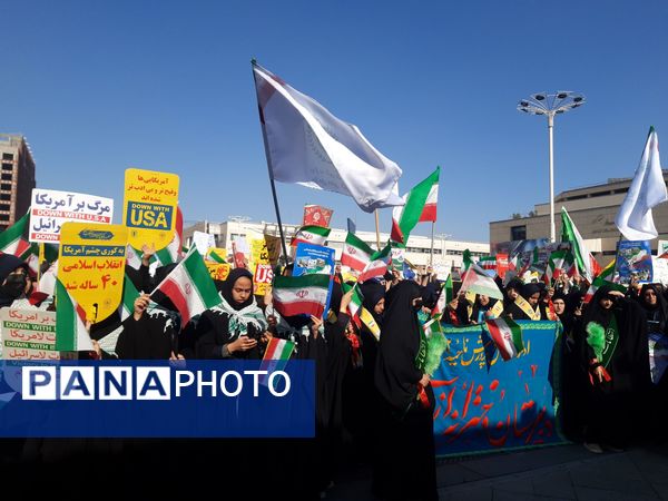 حضور پرشور دانش آموزان مشهد مقدس در راهپیمایی یوم‌الله ۱۳ آبان 