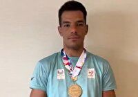 تقدیم مدال طلا جهانی پارادوومیدانی به رئیس‌جمهور شهید