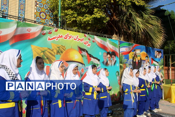 جشن روز دانش‌آموز در دبستان امید انقلاب بوشهر