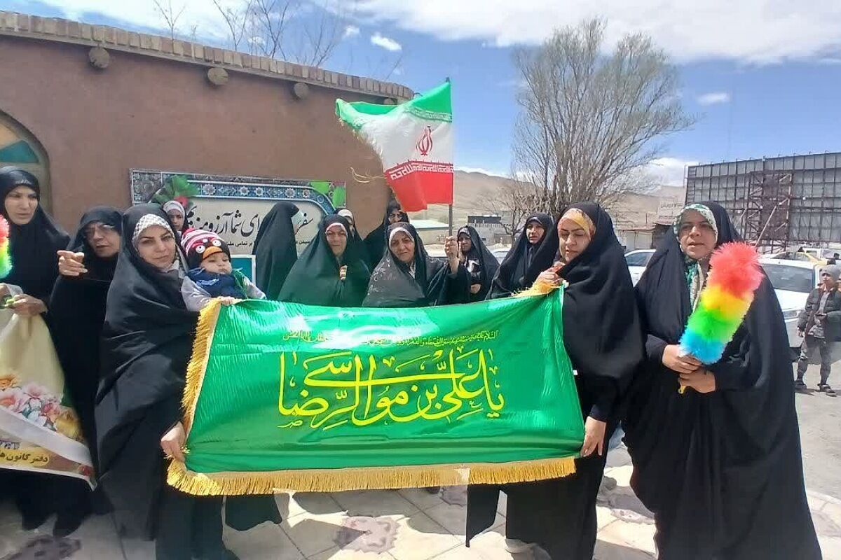 آیین اهتزاز پرچم متبرک رضوی همزمان با آغاز دهه کرامت