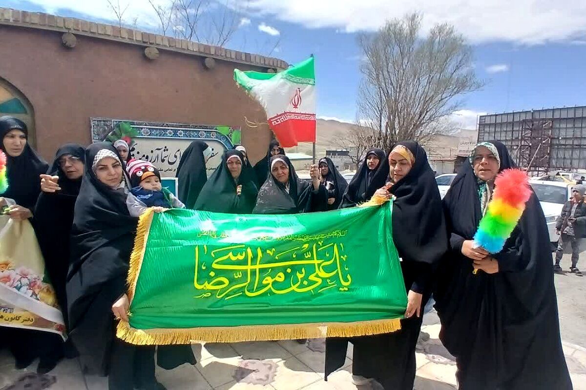 آیین اهتزاز پرچم متبرک رضوی همزمان با آغاز دهه کرامت