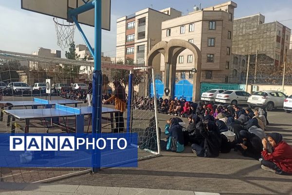 المپیاد ورزشی درون مدرسه‌ای به مناسبت گرامیداشت دهه فجر در آموزشگاه آرمینه مصلی نژاد شهرری