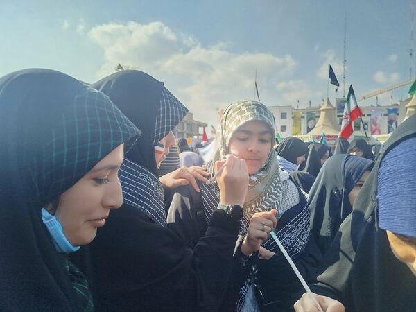 خروش ۱۳ آبان در مشهد؛ دانش‌آموزان، نماد ایستادگی