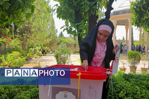 حضور پرشور مردم شیرازدرشعبه اخذ رأی حافظیه 