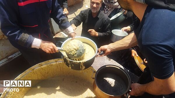 پخش نذری روز عاشورا رسمی قدیمی در روستای حسن آباد بلهر نیشابور 