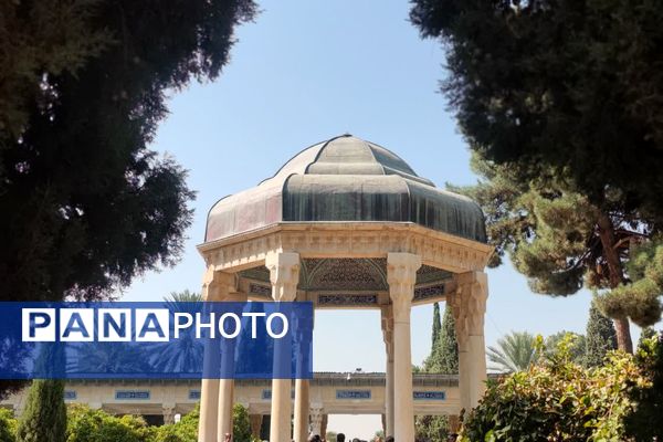 روز بزرگداشت حافظ، شاعر پرآوازه و لسان‌الغیب