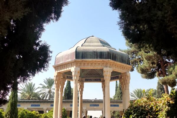 روز بزرگداشت حافظ، شاعر پرآوازه و لسان‌الغیب