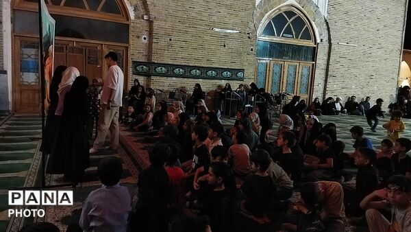 غرفه دهه نودی های مسجد جامع در شب صد و چهل و چهارم 