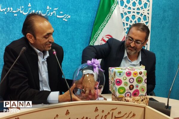 بزرگداشت هفته معلم و تقدیر از خدمات ارزنده مشاوران در بهارستان‌دو