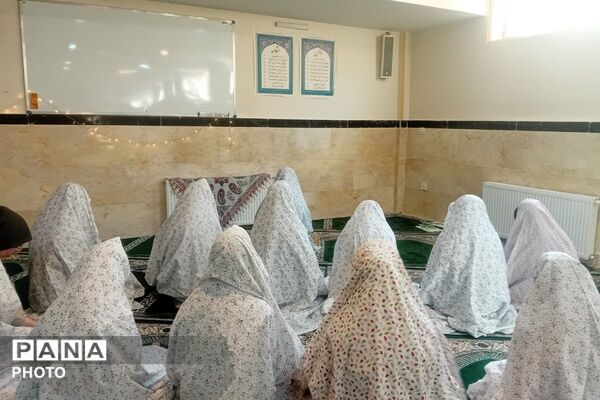 برگزاری نماز جماعت در مدرسه پرنیان