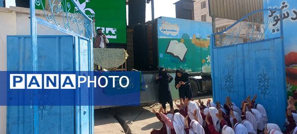 جشن و سرور با نمایش عروسکی و مسابقه در مدرسه شهید ابراهیم تنیده 