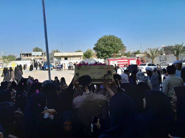 تشییع پیکر شهید گمنام بر دستان دانش‌آموزان هنرستان ابرار منوجان در ایام فاطمیه