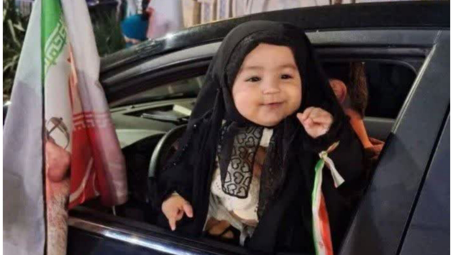 معصومیتِ کودکی، پرچمِ وطن را به جان می‌گیرد