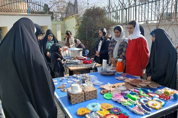 بازارچه فروش دبیرستان و هنرستان حدیث کسا ری یک به مناسبت دهه فجر