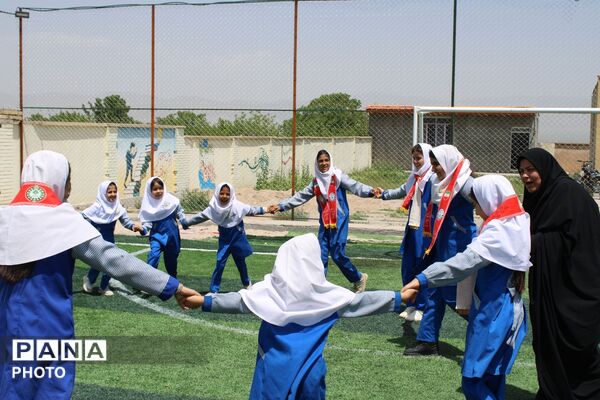 افتتاح زمین چمن مصنوعی در مدرسه شهید صفدری سه گنبد 