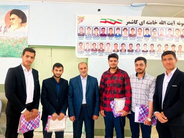  از دانش‌آموزان برتر کنکور در «جشن ستارگان» دبیرستان نمونه آیت‌الله خامنه‌ای تجلیل شد 