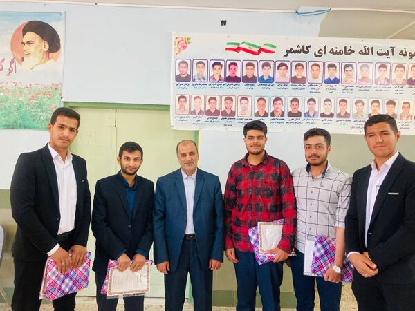  از دانش‌آموزان برتر کنکور در «جشن ستارگان» دبیرستان نمونه آیت‌الله خامنه‌ای تجلیل شد 
