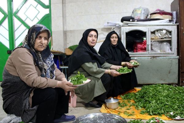 روز اول اعتکاف دانش‌آموزی با حال و هوای عبادت و راز و نیاز با خدا