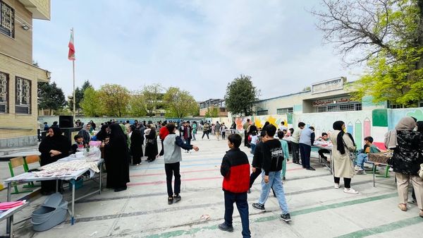 برپایی بازارچه در دبستان معلم آشخانه 
