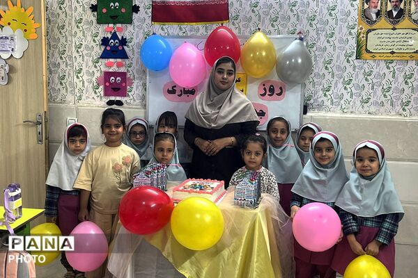 جشن لبخند و کودکی در دبستان آشیانه