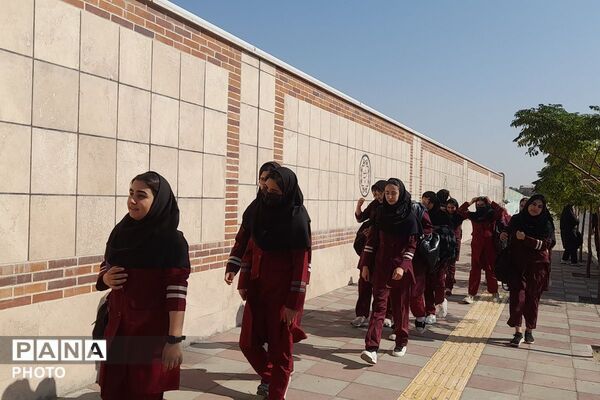 حضور پرشور دانش‌آموزان هنرستان کبری زرگران ملارد در مسابقات لیگ برتر فوتسال بانوان