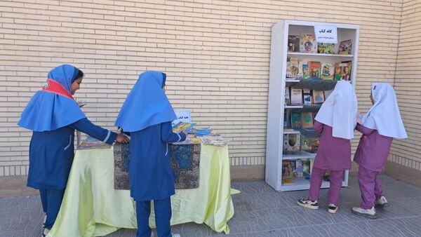 کافه کتاب در دبستان دخترانه ام‌البنین؛ زنگ تفریح با طعم کتاب و دوستی