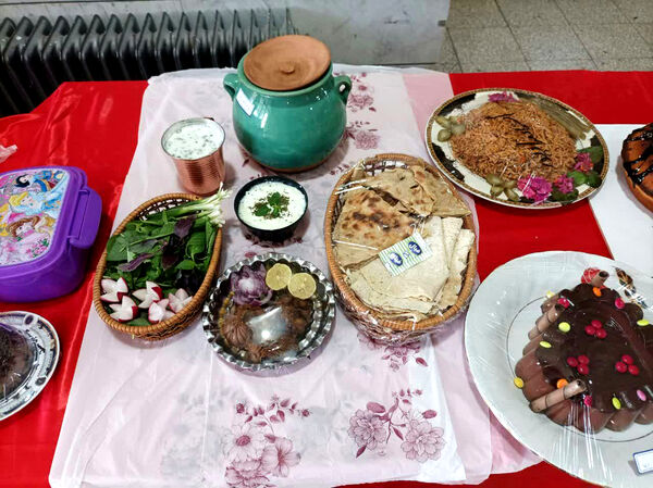 جشنواره غذای سالم در دبیرستان محدثه قم