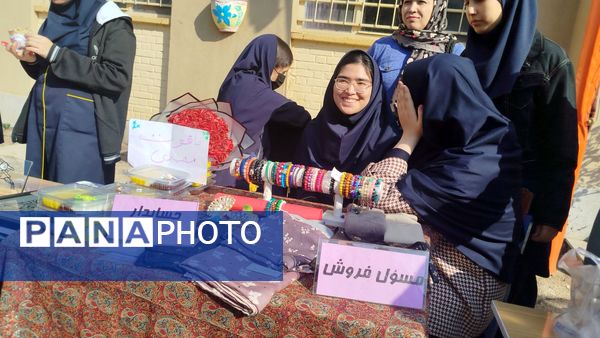 نمایشگاه و بازارچه کارو فناوری در دبیرستان پیرایش یک