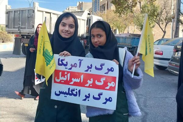 دانش‌آموزان با پرچم یا زهرا بر استکبار تاختند