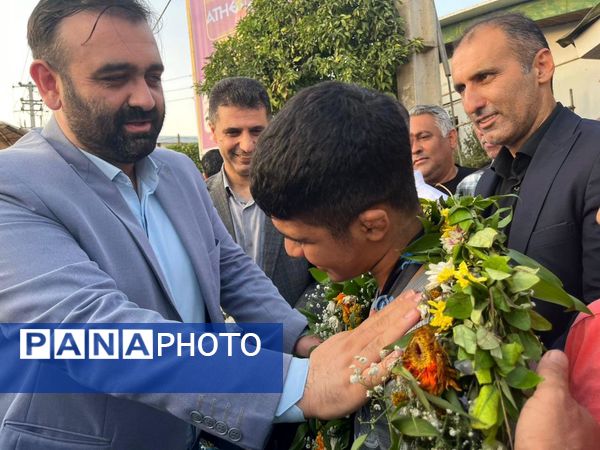 استقبال محمودآبادی‌ها از نایب قهرمان رقابت‌های کشتی نوجوانان جهان