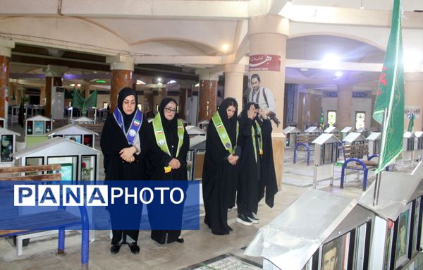 تجدید میثاق مدیر سازمان دانش آموزی استان بوشهر با شهدا