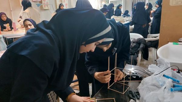 کارسوق سازه های سرنگی در دبیرستان دخترانه شاهدبحرینیان ناحیه۴ اصفهان