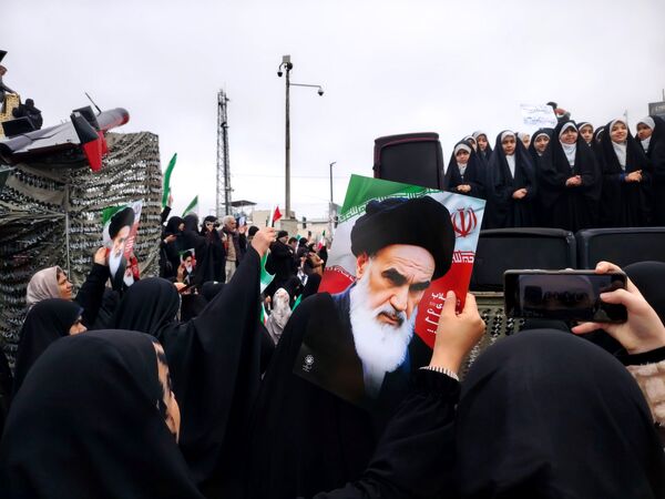 تولد ۴۷ساله‌گی انقلاب ایران در خیابان پانزده خرداد