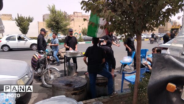 نسیم عشق در قم؛ میزبانی موکب ها از پیروان انقلاب