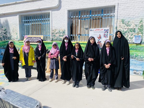 نواختن زنگ جشن نیکوکاری در دبستان زینب قهرمانی مه ولات