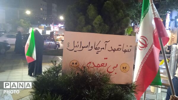 مردم در کنار هم، خیابان‌ها به نام وطن