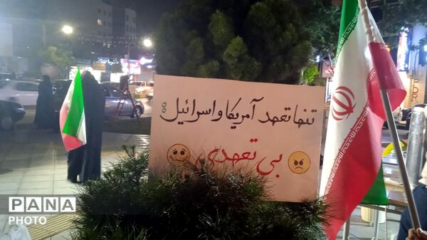 مردم در کنار هم، خیابان‌ها به نام وطن