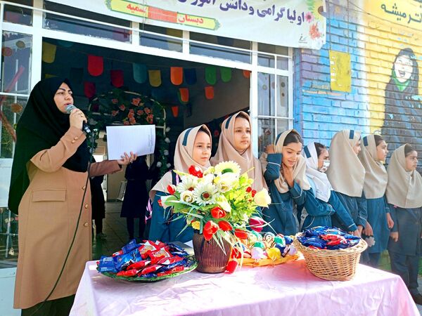 آیین نواخته زنگ آغاز سال تحصیلی در دبستان دخترانه سمیه