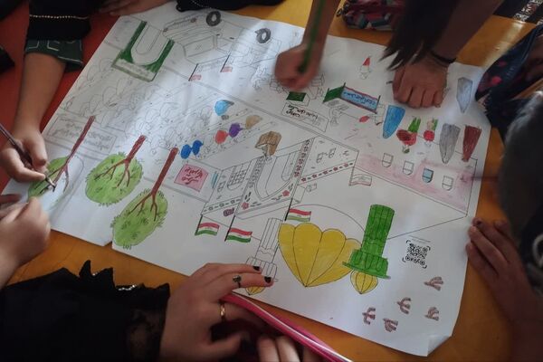 برگزاری حلقه قرآن و ایستگاه نقاشی به‌مناسبت هفته کودک همزمان با نماز جمعه در داریون 