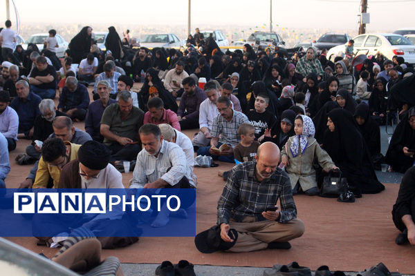 زمزمه عاشقانه دعای عرفه در یادمان 14 شهید گمنام کوه خضر نبی(ع)