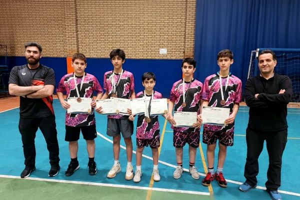 نایب‌قهرمانی بدمینتون پسران منطقه ۵ نتیجه تمرین منظم و روحیه رقابتی دانش‌آموزان است