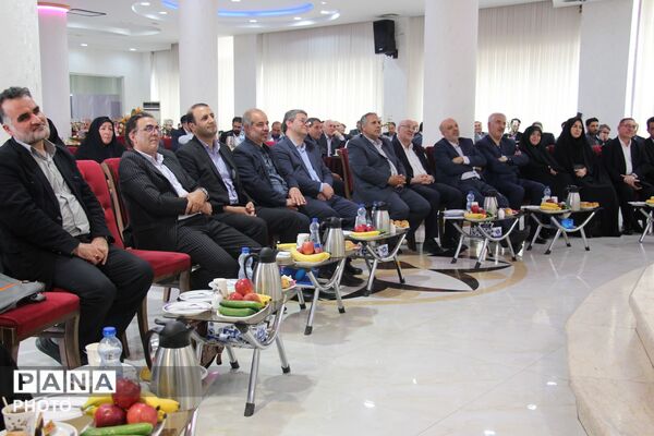 تجلیل از معلمان نمونه ناحیه ۵ تبریز با حضور رئیس کمیسیون آموزش مجلس