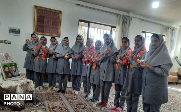 دیدار دانش آموزان پبشتاز آموزشگاه الله وردی ارجمند شهر لایین  با خانواده شهدا