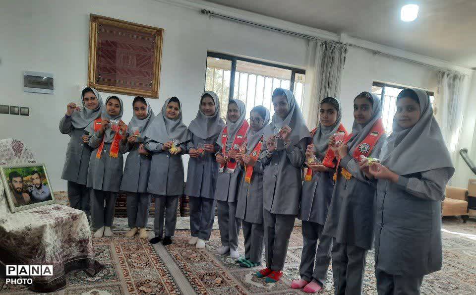 دیدار دانش آموزان پبشتاز آموزشگاه الله وردی ارجمند شهر لایین  با خانواده شهدا